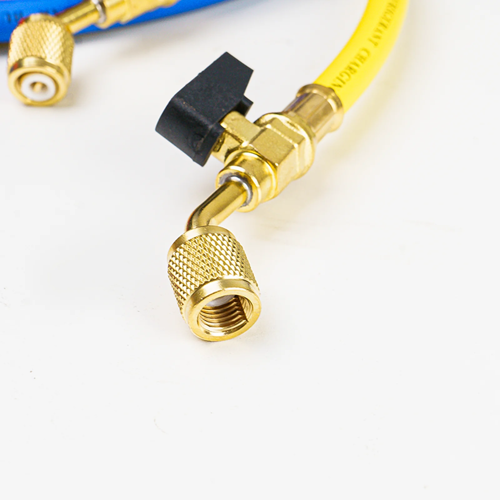 Elitech 1/4" Ball Valve Refrigerant Charging Hoses, 60", 800 PSI, for R134A R410A R22 R12 Refrigerant Systems - Image 4